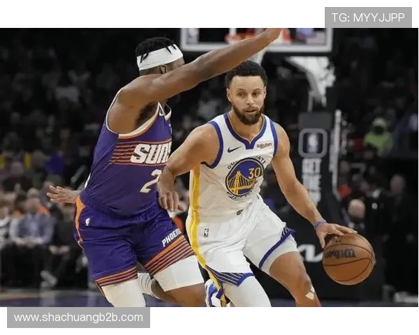 勇士与快船激战四月十九季后赛精彩对决引发球迷热议 勇士与快船激战四月十九季后赛精彩对决引发球迷热议