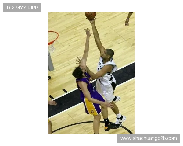 快船与马刺季后赛第三场激战回顾与精彩瞬间分析