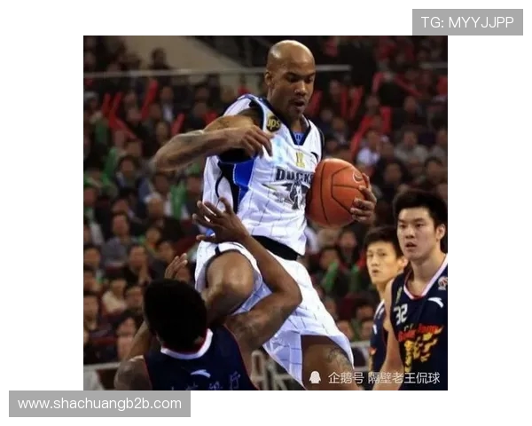 骑士与勇士对决中裁判争议判罚引发球迷热议与不满